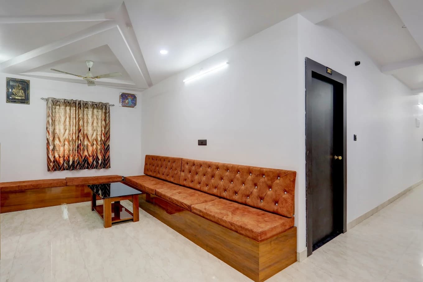 Hotel Swarun and Banquet Hall — photo 2